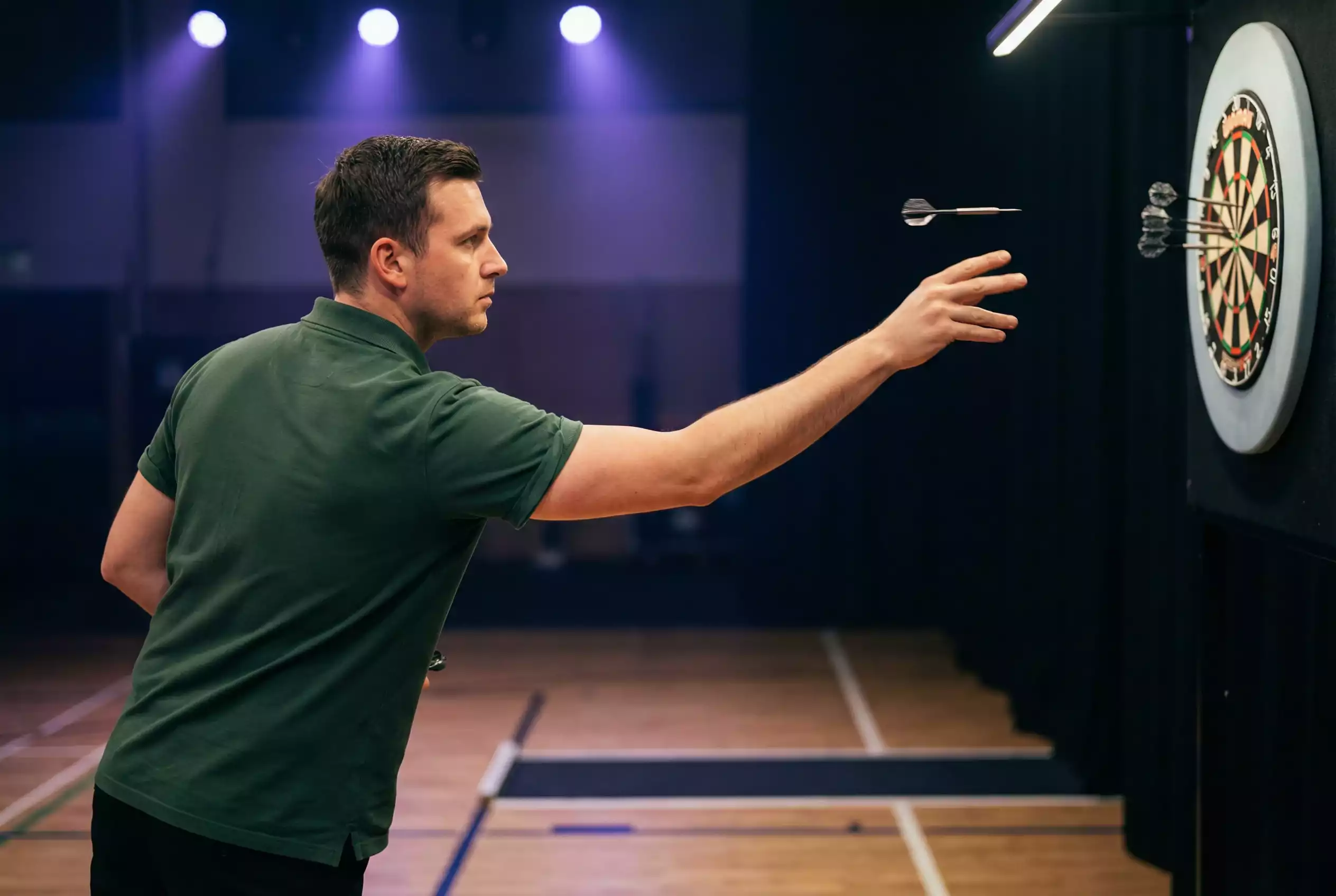 Darts-Spieler beim Wurf auf Triple-20 waehrend eines PDC-Turniers